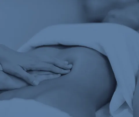 Drenagem linfática manual na barriga da cliente em Vila Velha, ES